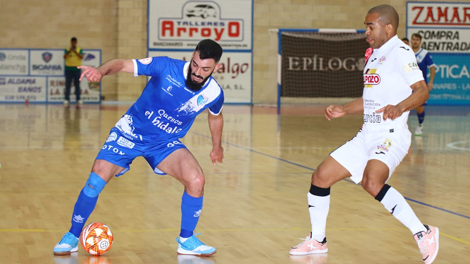 Juan Emilio, de Quesos Hidalgo Manzanares FS, defendido por Leo Santana, de ElPozo Murcia Costa Cálida