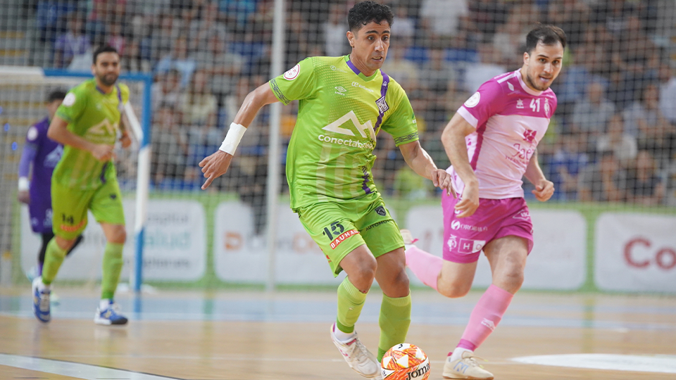 Tayebi, jugador de Mallorca Palma Futsal, conduce el balón ante Mati Rosa, de Jaén FS