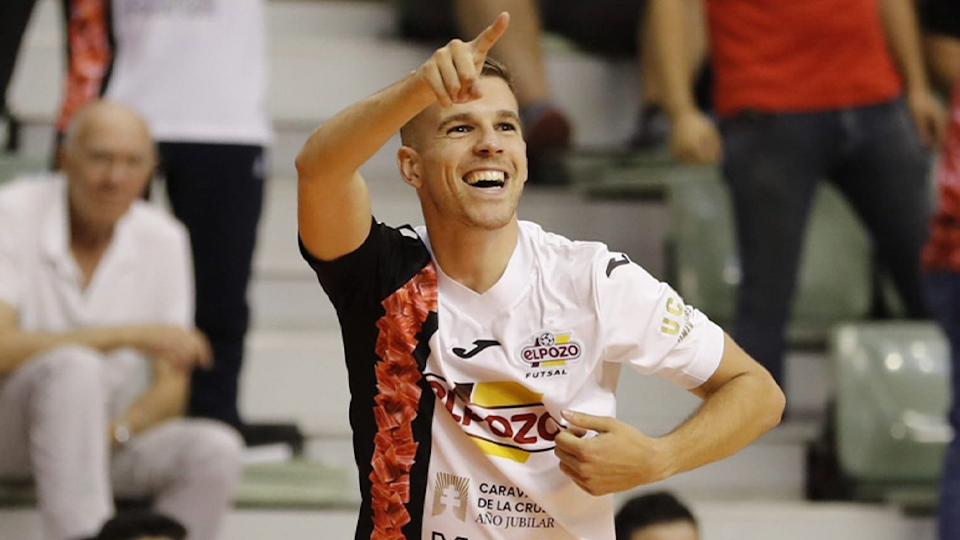 Alberto García, nuevo jugador de Viña Albali Valdepeñas, celebrando un gol con ElPozo Murcia Costa Cálida