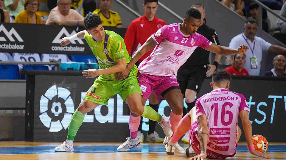 Tayebi, de Mallorca Palma Futsal, lucha por el balón con Renato, de Jaén FS, con su compañero Wanderson en el suelo