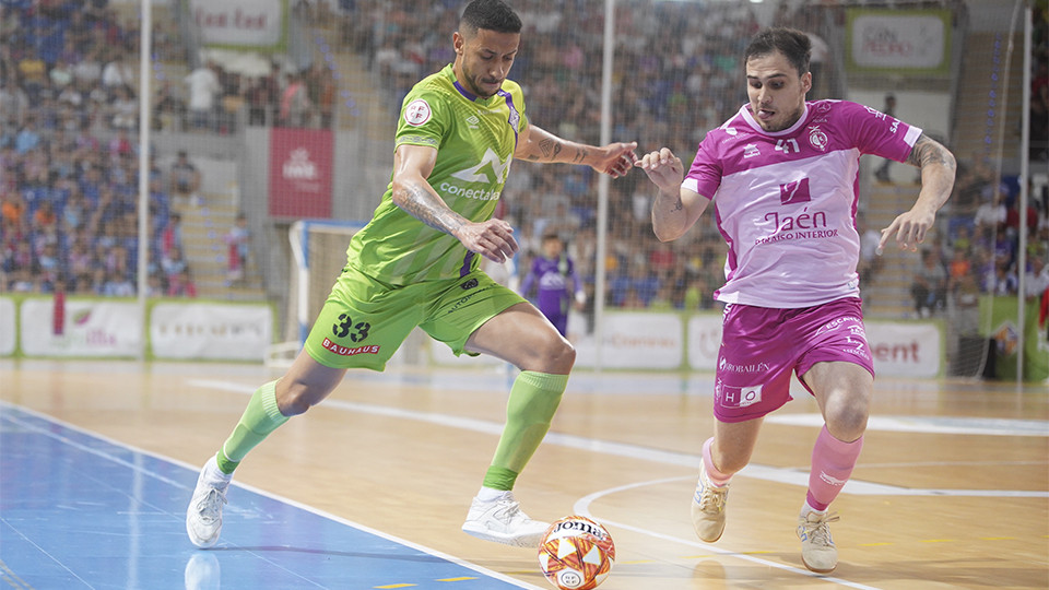 Cainan, de Mallorca Palma Futsal, busca el disparo ante Mati Rosa, de Jaén FS