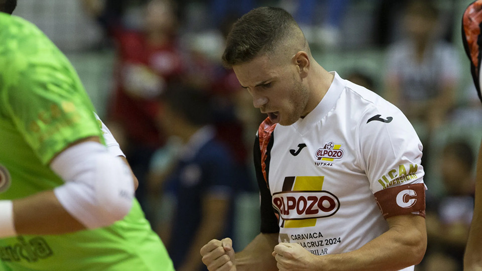 Fernando, de ElPozo Murcia Costa Cálida, celebra un gol (Fotografía: Pascu Méndez)