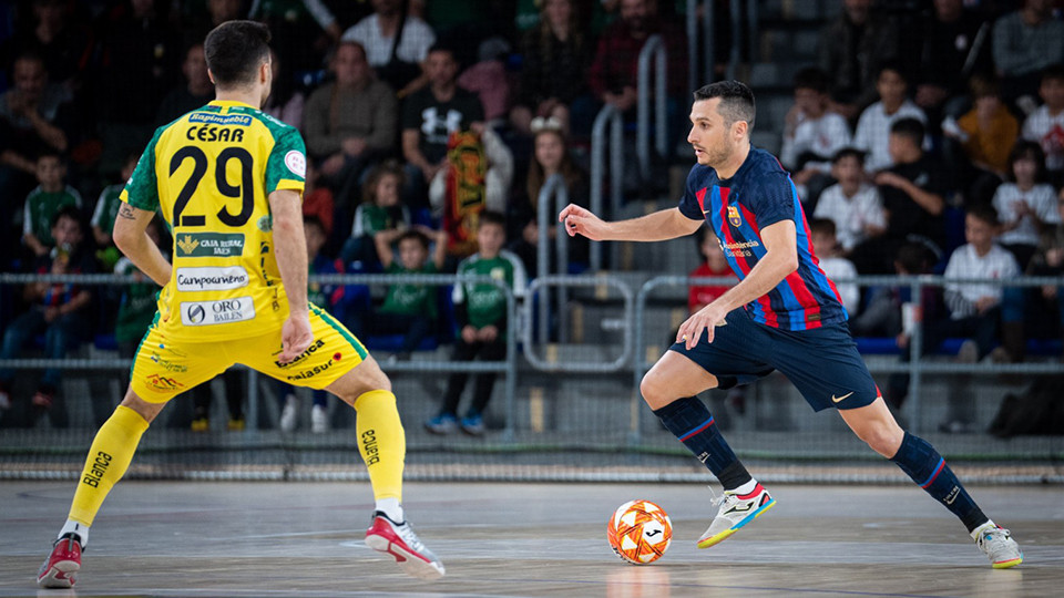 Dyego, del Barça, conduce el balón ante César, de Jaén FS