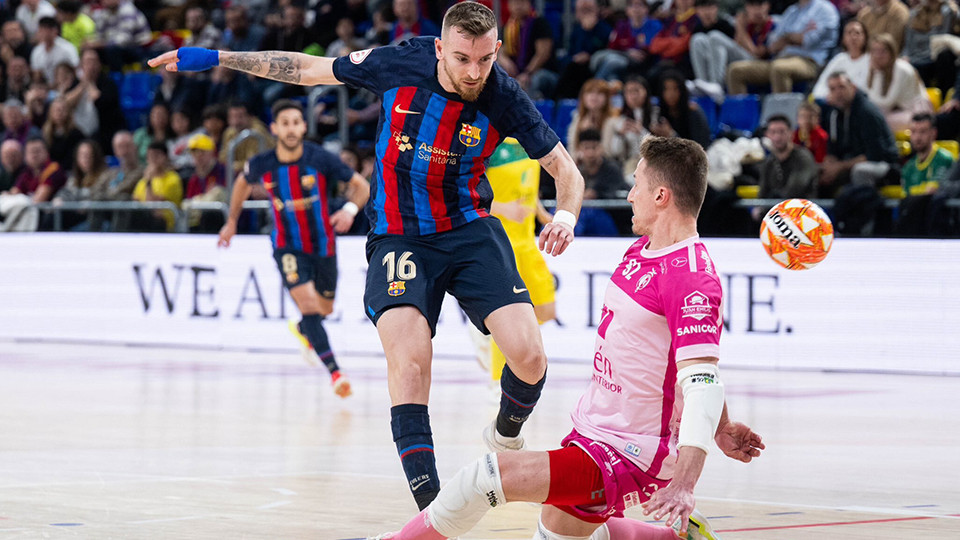 Sergio González, del Barça, golpea el balón ante Henrique, del Jaén FS