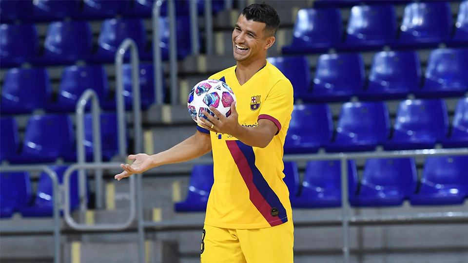 Marcenio, con el balón de la Champions
