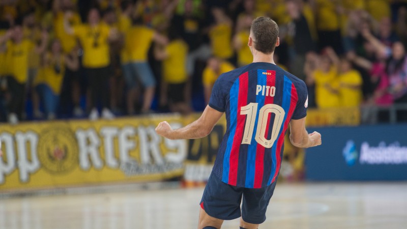 Pito, celebrando un gol ante la grada del Palau Blaugrana