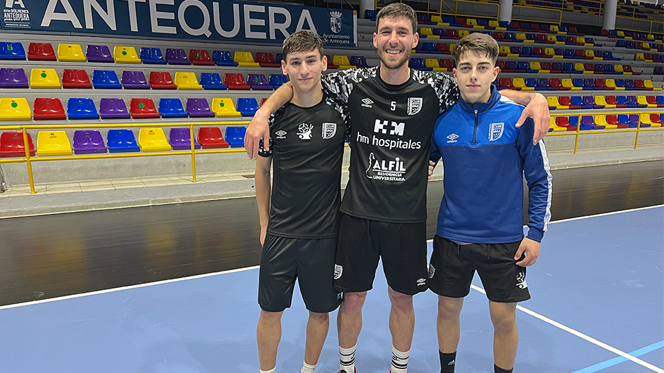 Miguel Conde, capitán de BeSoccer CD UMA Antequera, con dos jugadores de la cantera