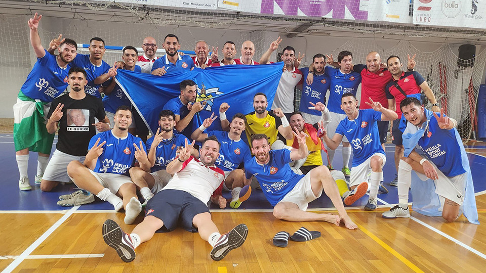 Los jugadores del CDE Melistar celebran el Ascenso a Segunda División (Fotografía: CDE Melistar)