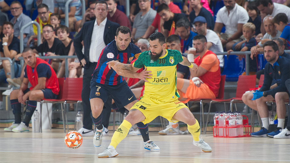 Dyego, jugador del Barça, ante Taborda, de Jaén FS, en el primer partido de la final