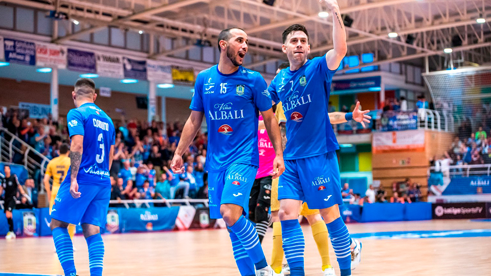 Boyis y Pol Pacheco, jugadores de Viña Albali Valdepeñas, celebran un gol en el Virgen de la Cabeza
