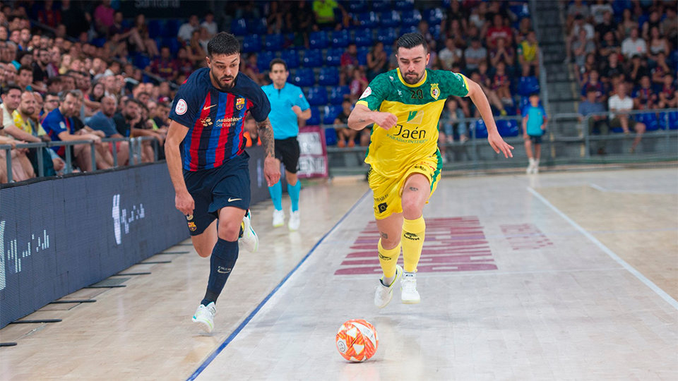 Matheus, jugador del Barça, a la carrera con Chino, de Jaén FS