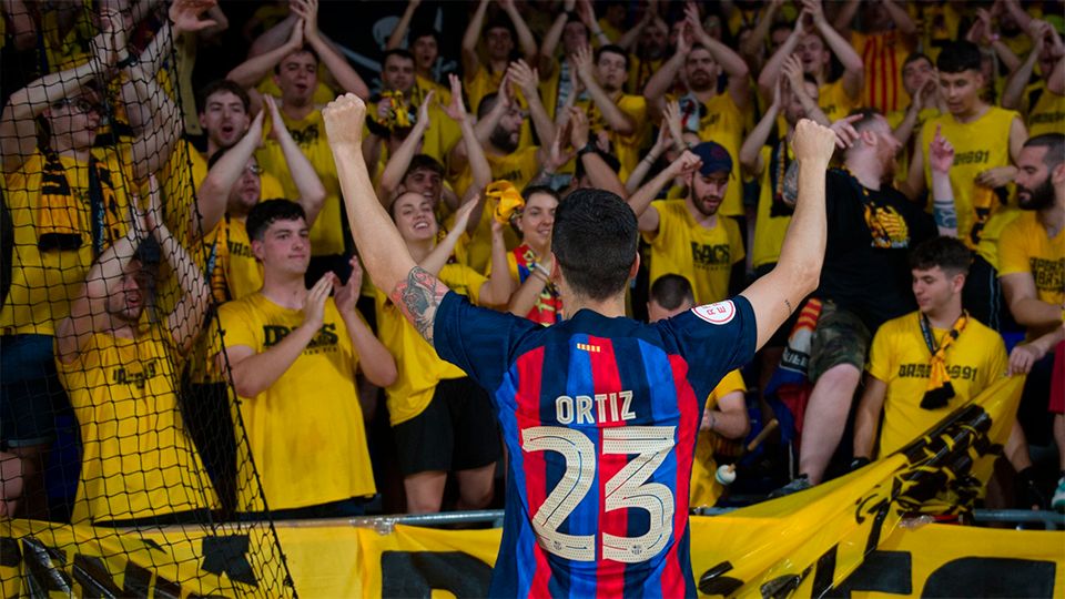 Carlos Ortiz, recibiendo el aplauso de la afición del Barcelona