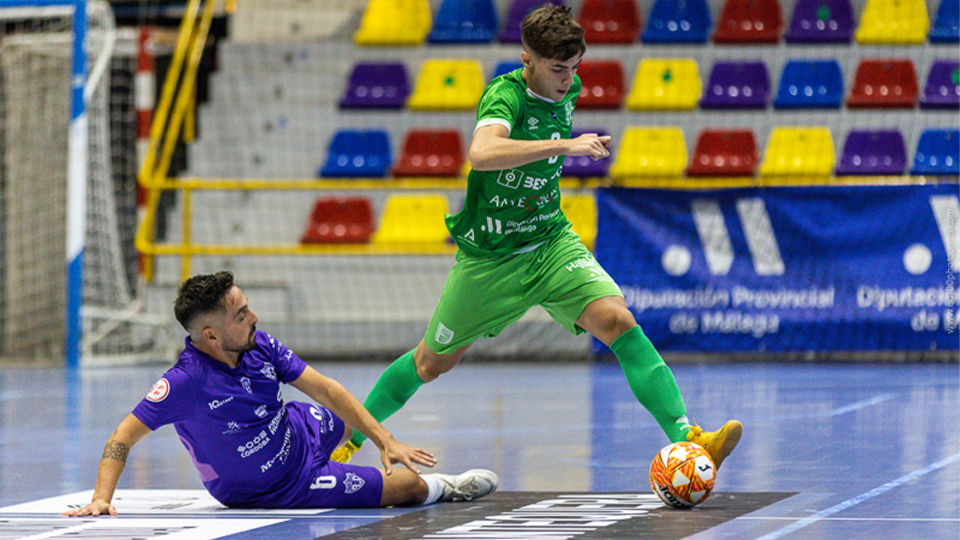 Javi Campano, jugador de BeSoccer CD UMA Antequera, conduciendo el esférico