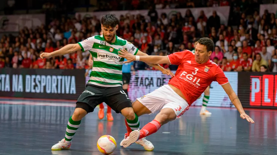 Rómulo, con el Benfica, en un partido contra el Sporting