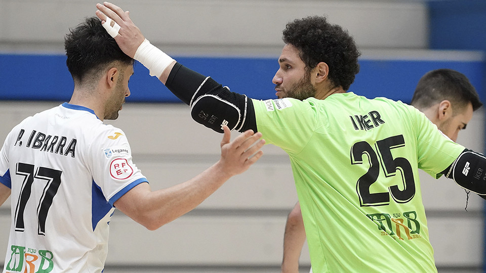 Iker López, portero de CD Leganés, celebra un gol junto con Pablo Ibarra