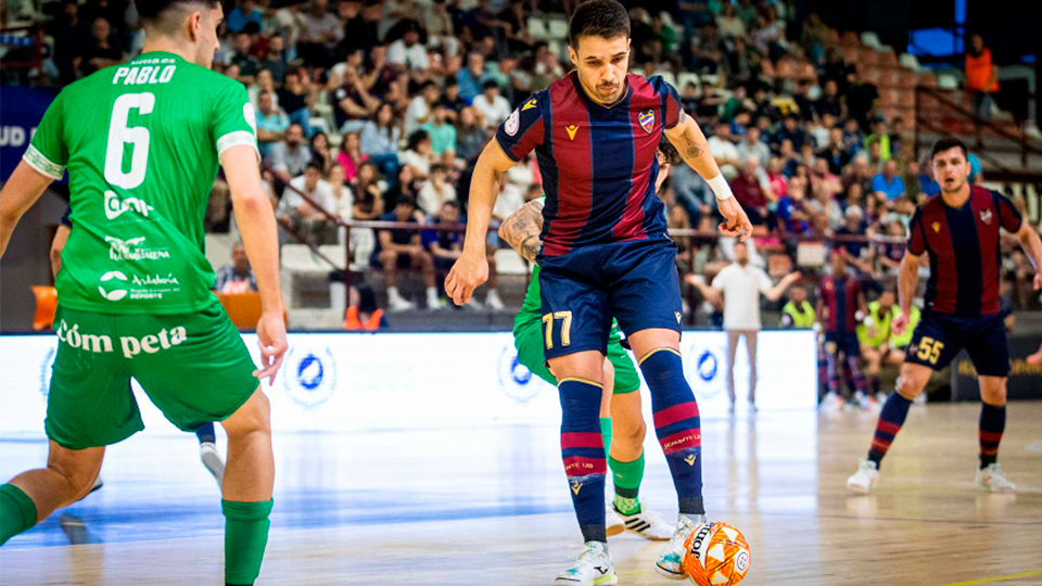 Matheus Dener, en un partido entre el Levante UD FS y el BeSoccer UMA Antequera