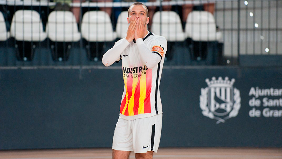 David Álvarez, despidiéndose de la afición de Industrias Santa Coloma