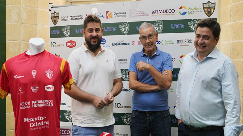 Josan González, entrenador de Córdoba Patrimonio de la Humanidad, y José García Román, presidente del club, asisten a la presentación de la campaña de abonados