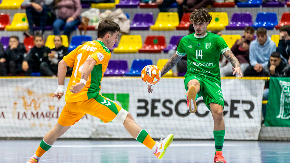 Dani Fernández, dando un pase con el BeSoccer CD UMA Antequera