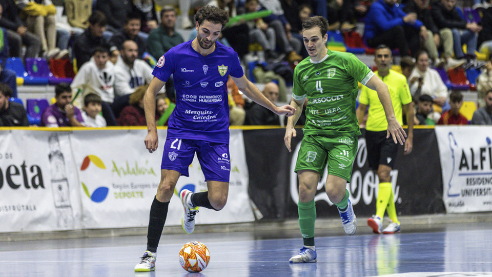 Zequi, del Córdoba Patrimonio, conduce el balón ante Pope, del BeSoccer CD UMA Antequera (Fotografía: iso100photopress)