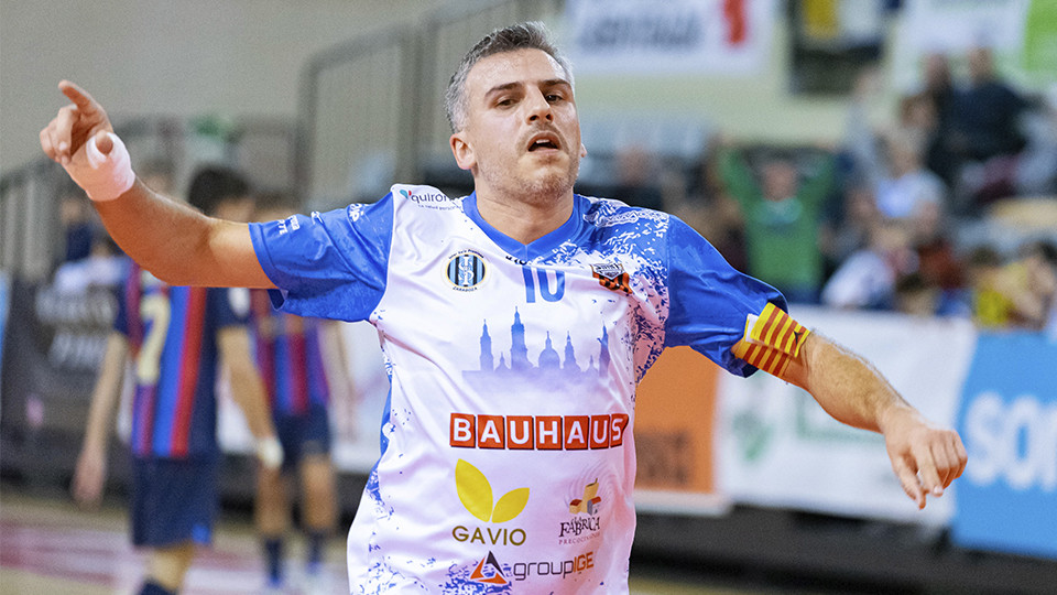 Carlos Retamar celebra un gol con el AD Sala 10 (Fotografía: Alejandro Meavilla)