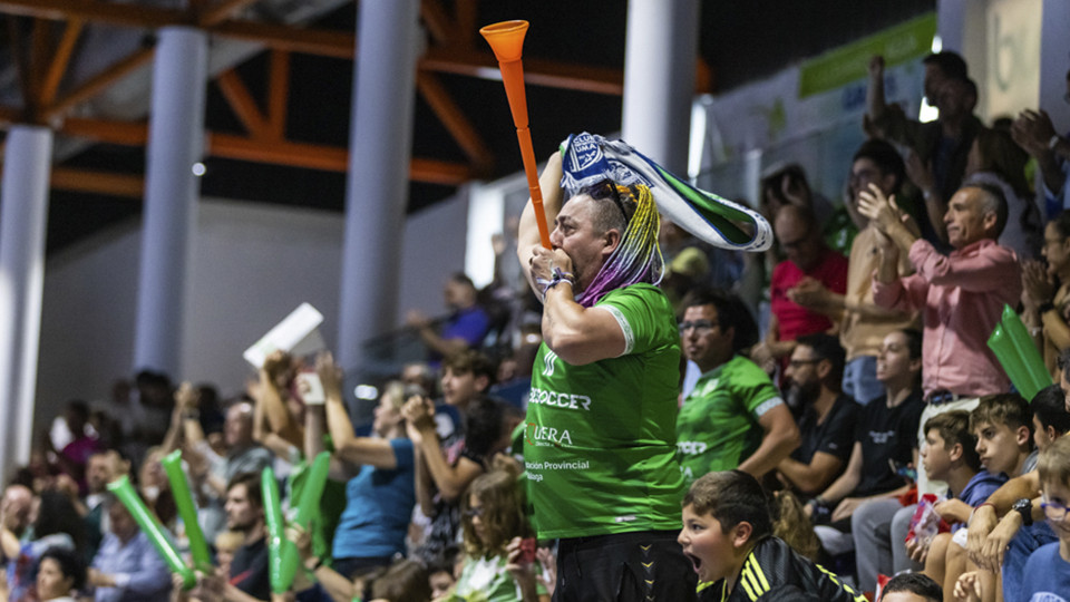 La afición del CD UMA Antequera durante un partido en el Fernando Argüelles (Fotografía: iso100photopress)