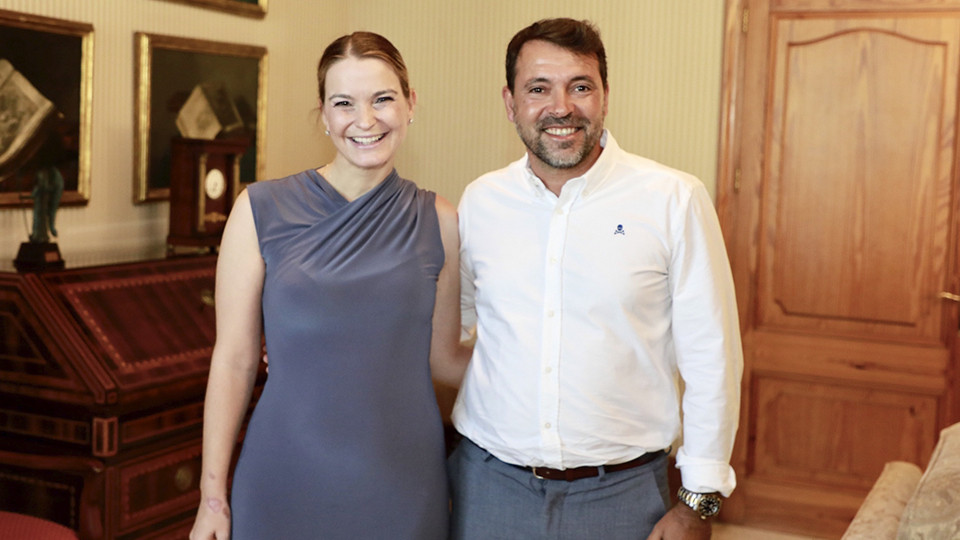Marga Prohens, presidenta del Govern Balear, junto a José Tirado, director general del Mallorca Palma Futsal