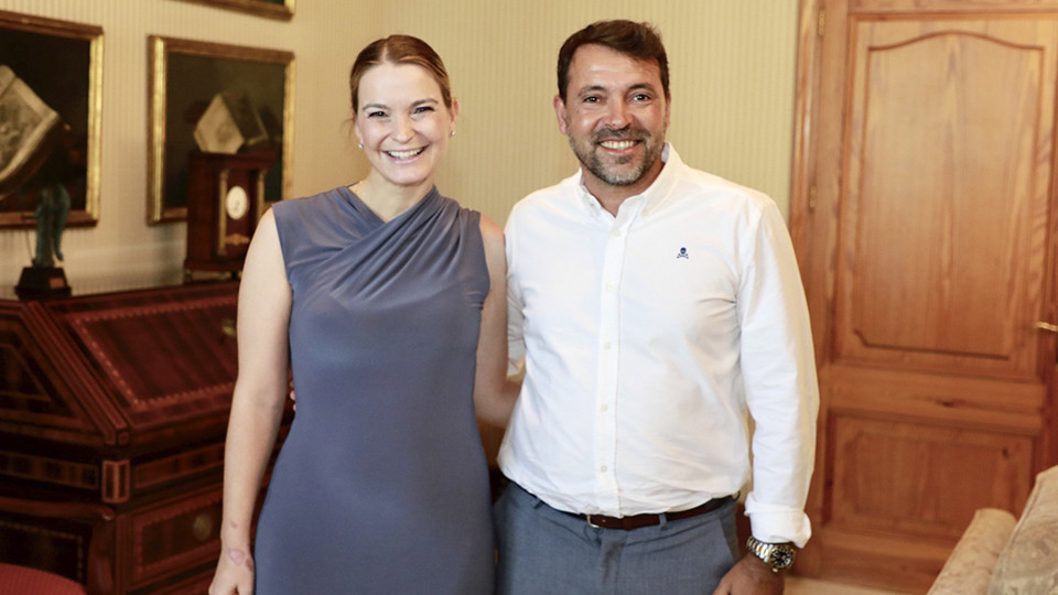 Marga Prohens, presidenta del Govern Balear, junto a José Tirado, director general del Mallorca Palma Futsal