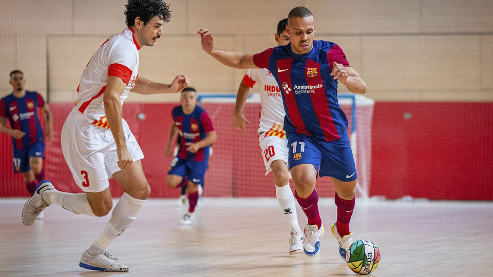 Ferrao, del Barça, controla el balón ante Marc Tolrà, de Industrias Santa Coloma