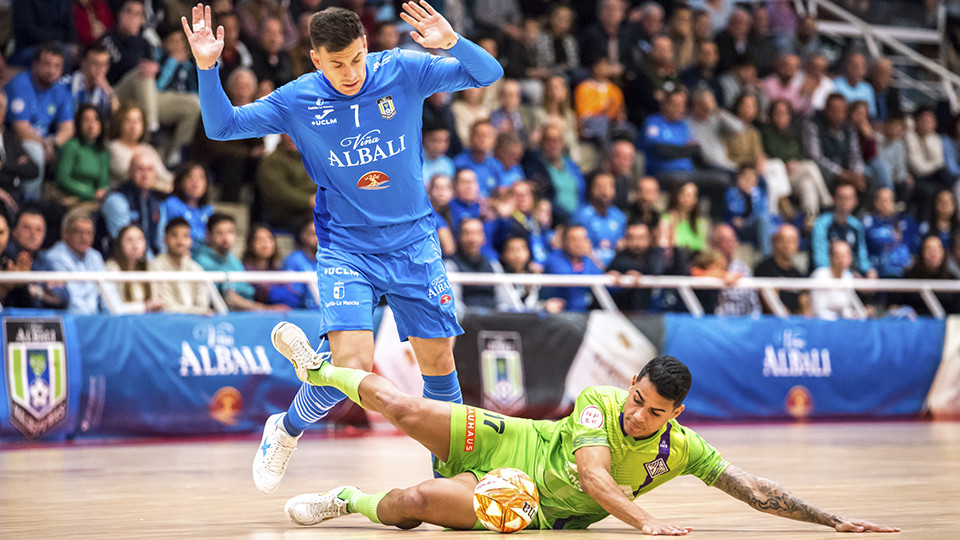 Solano, del Viña Albali Valdepeñas, y Cléber, del Mallorca Palma Futsal, pugnan por el balón (Fotografía: ACP-FSV)