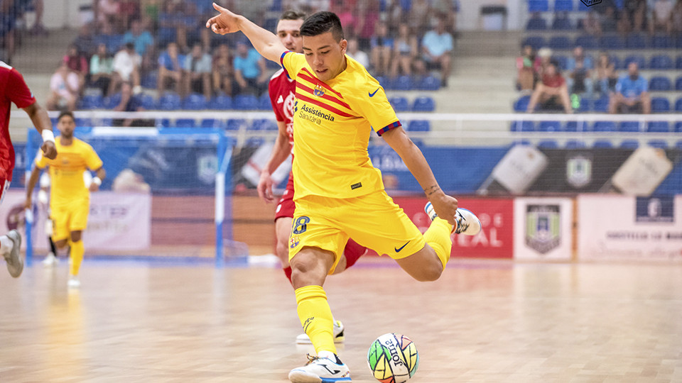 Harrison, del Barça, golpea el balón (Fotografía: ACP-FSV)
