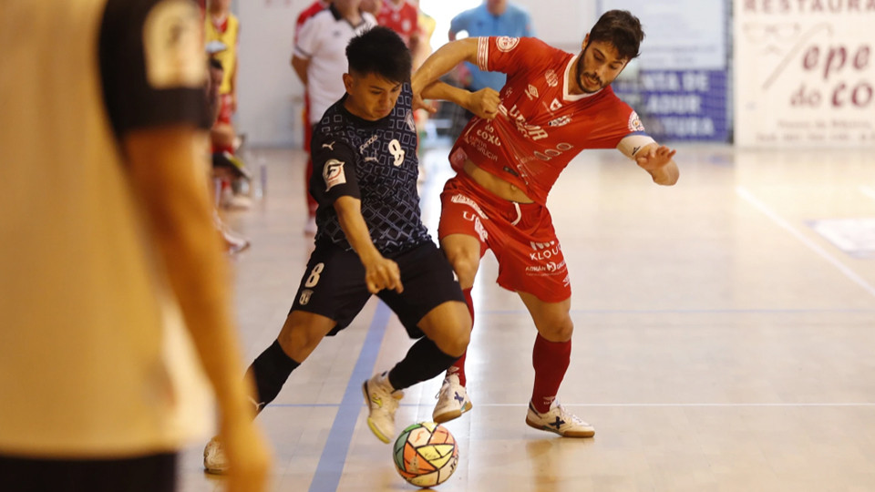 Lluc, del Noia Portus Apostoli, disputa el balón con Henmi, del SC Braga (Fotografía: Pichero)