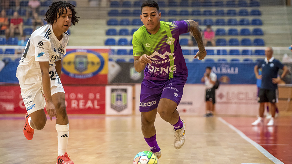 Cléber, del Mallorca Palma Futsal, conduce el balón (Fografía: ACP-FSV)