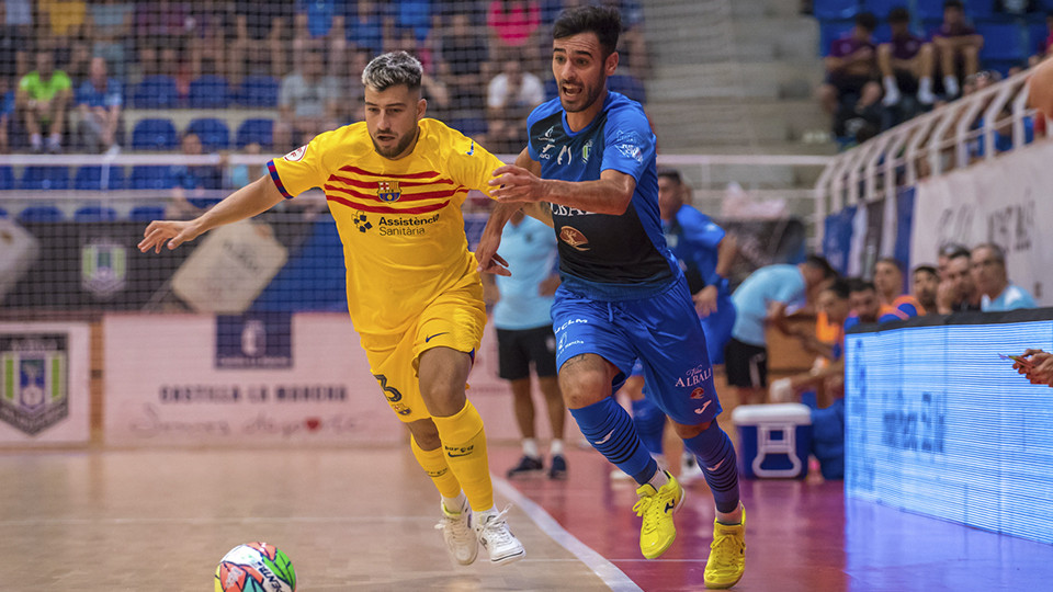 Eloy Rojas, del Viña Albali Valdepeñas, y Catela, del Barça, pugnan por el balón (Fotografía: ACP-FSV)