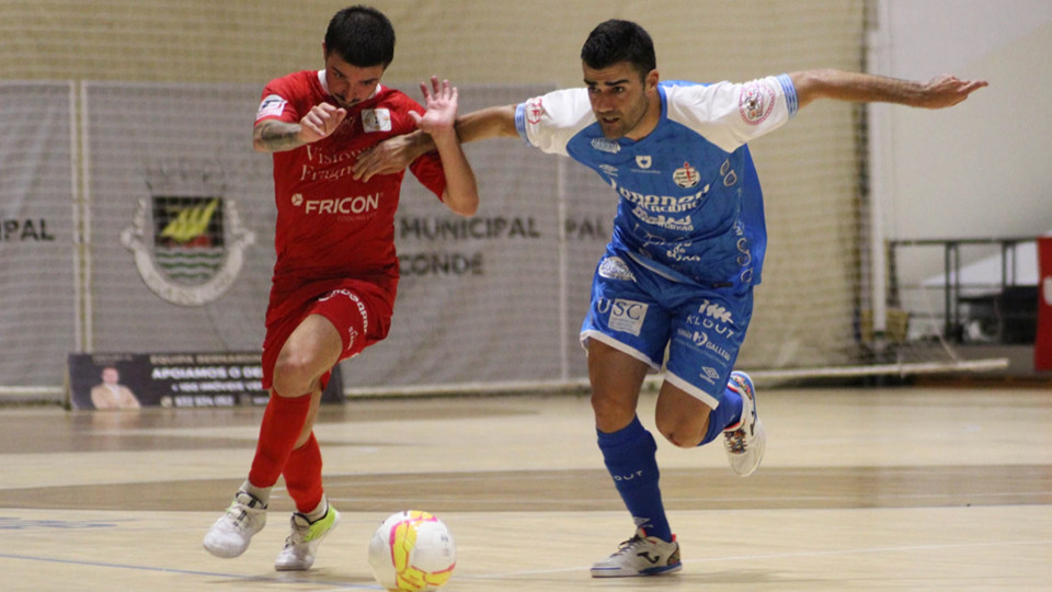 David Pazos, del Noia Portus Apostoli, pugna por un balón (Fotografía: Manuel Lorenzo)