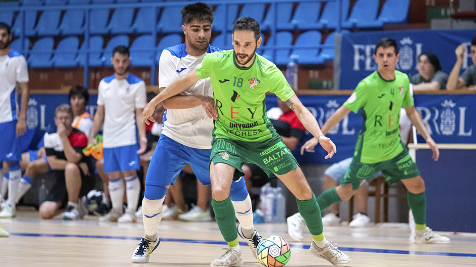 David Novoa, de O Parrulo Ferrol, pugna por el balón (Fotografía: Ismael Miján / MijanPhoto)