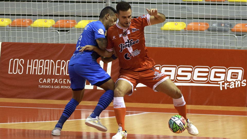 Juanan, del Jimbee Cartagena, y Bynho, del Viña Albali Valdepeñas, pugnan por el balón