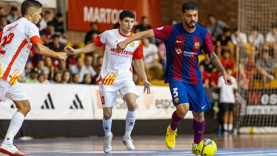 Matheus, del Barça, conduce el balón ante Nil Closas y Khalid, de Industrias Santa Coloma (Fotografía: Marc Graupera - FC Barcelona)