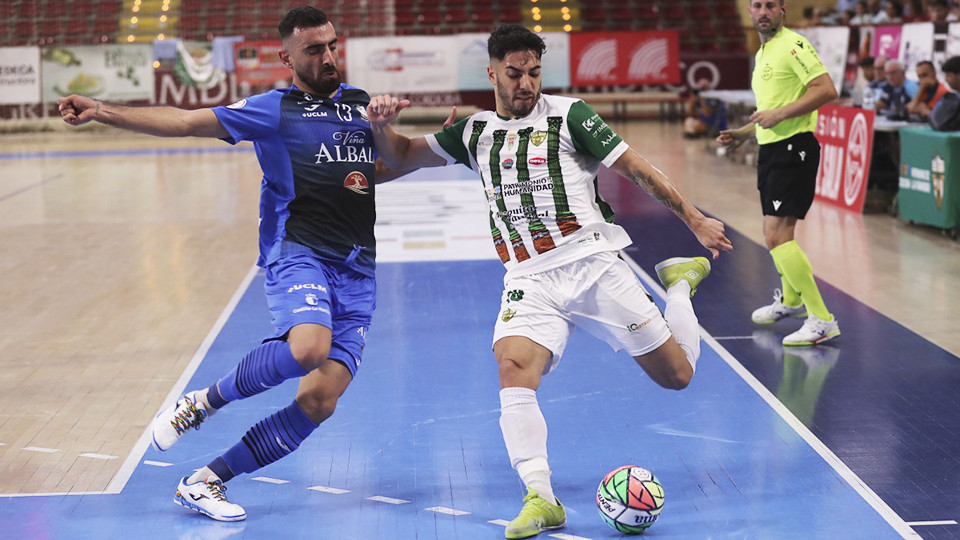 Lucas Perín, del Córdoba Patrimonio, pugna el balón con Abassi, del Viña Albali Valdepeñas