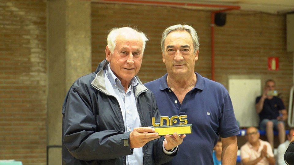 Julián López recibió un reconocimiento de la LNFS de manos de su presidente Javier Lozano