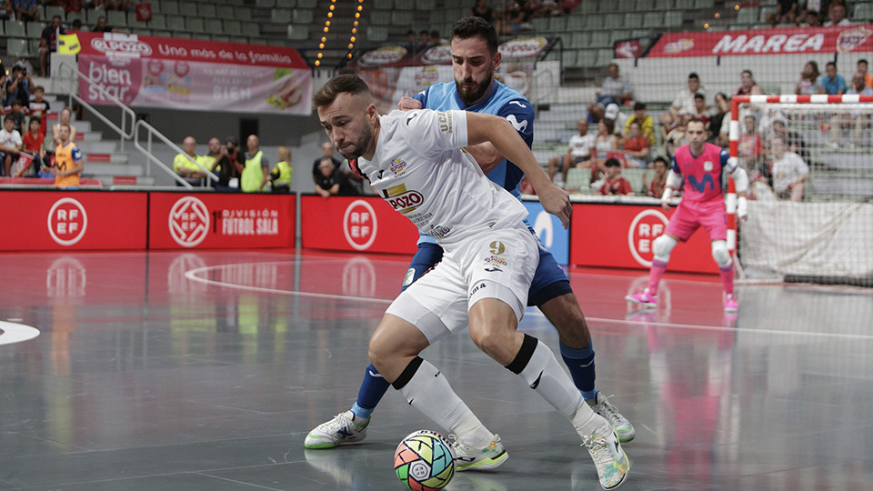 Rafa Santos, de ElPozo Murcia Costa Cálida, protege el balón ante Raúl Gómez, de Inter FS (Fotografía: Pascu Méndez)