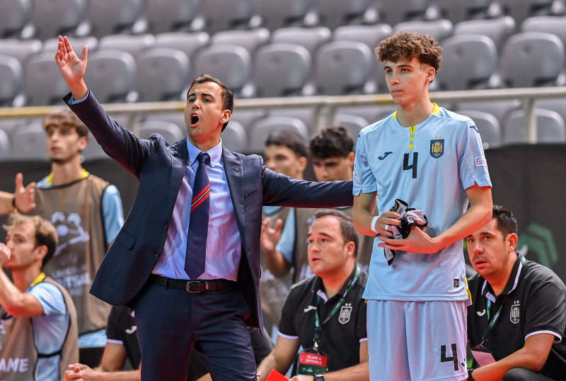 Albert Canillas dando instrucciones desde el banquillo como seleccionador Sub-19. Foto: UEFA