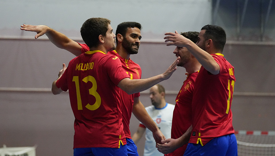Tomaz, Mellado y Chino celebran un gol con la Selección española