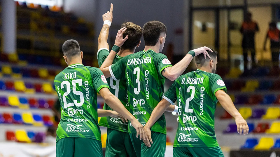 Los jugadores del CD UMA Antequera celebran un gol (Fotografía: iso100photopress)