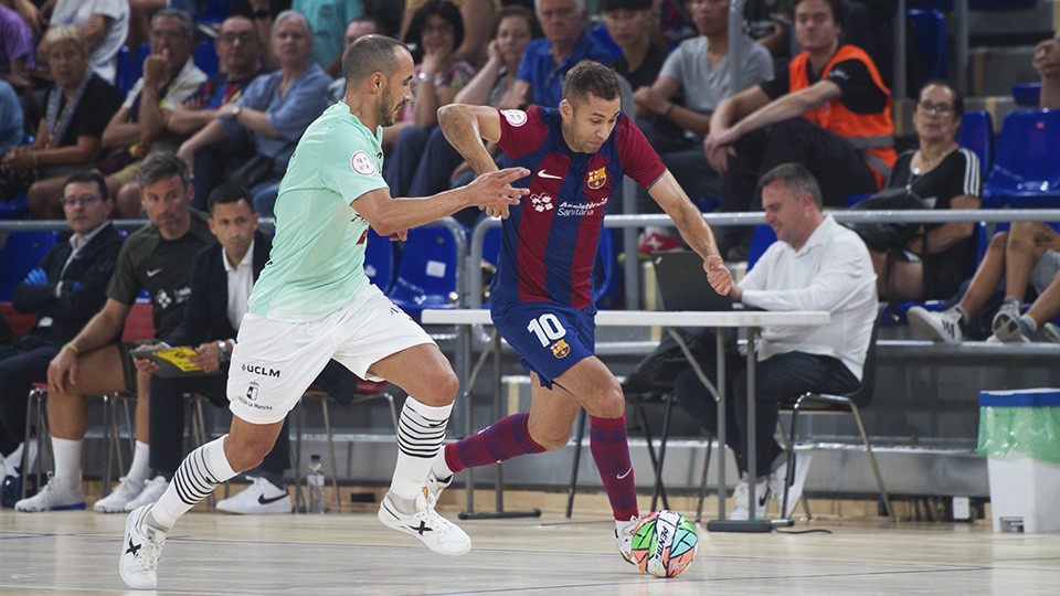 Pito, del Barça, conduce el balón ante Boyis, del Viña Albali Valdepeñas (Fotografía: Ernesto Aradilla)