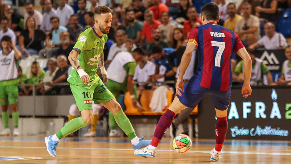 Rivillos, del Mallorca Palma Futsal, conduce el balón ante Dyego, del Barça