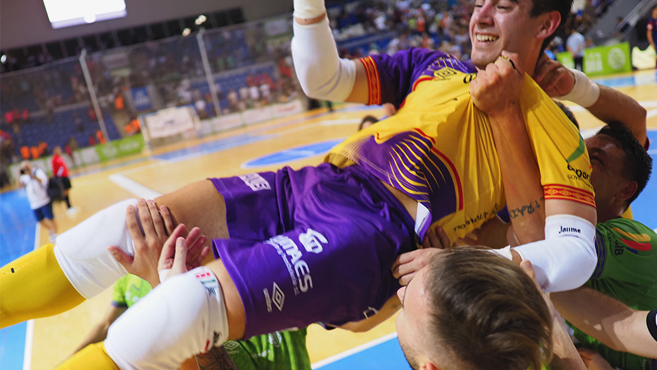 Jaume Bauzà celebra el debut en Primera División con sus compañeros del Mallorca Palma Futsal