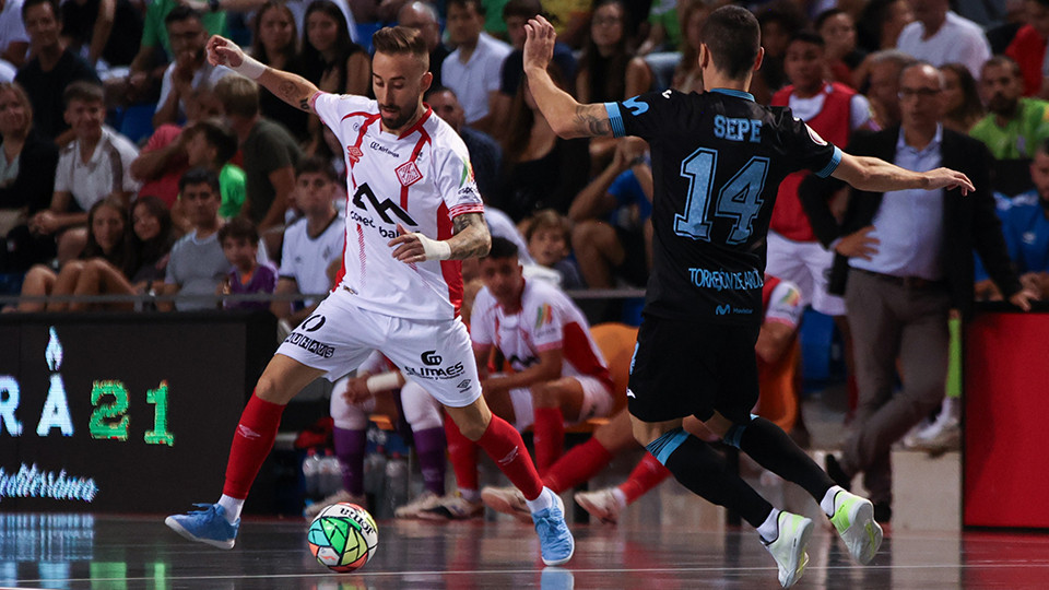 Rivillos, del Mallorca Palma Futsal, conduce el balón ante Sepe, de Inter FS