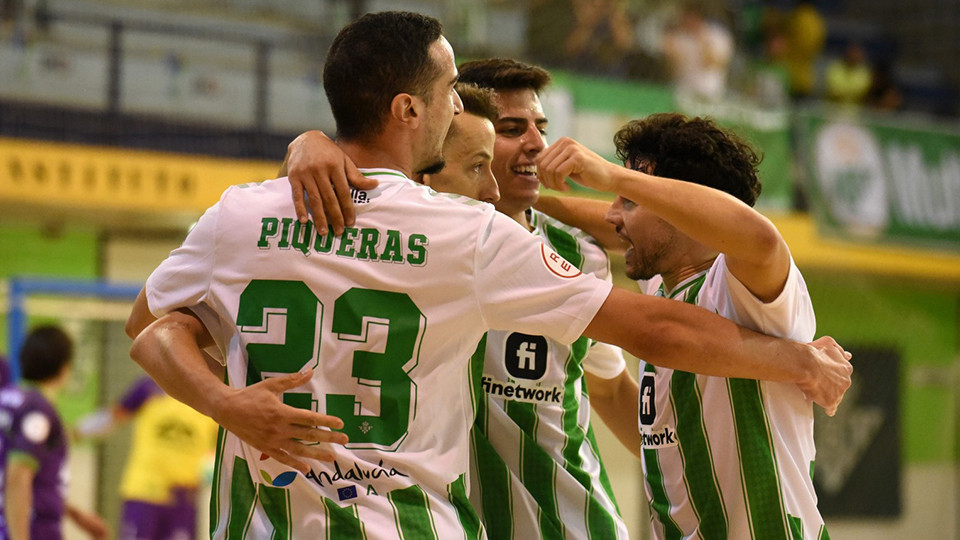 Los jugadores del Real Betis Futsal celebran un gol