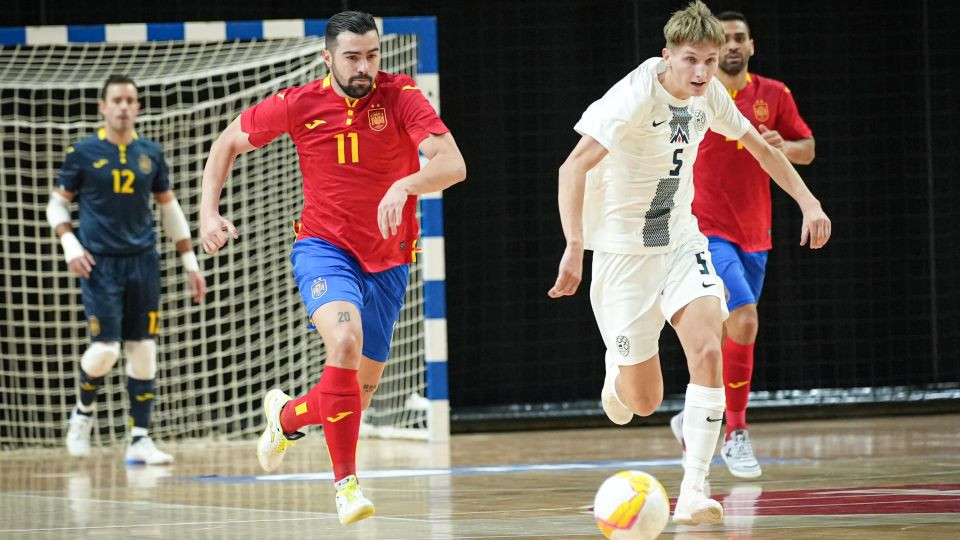Chino se marcha de un jugador de Eslovenia en un partido con la selección. Foto: RFEF